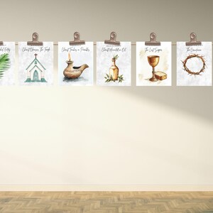 Pu&ograve; includere: Sette illustrazioni ad acquerello che rappresentano scene della Passione di Cristo. Le illustrazioni includono un ramo di palma, una chiesa, una lampada di terracotta, una bottiglia di olio, un calice e pane, una corona di spine e una figura che cammina sull'acqua.