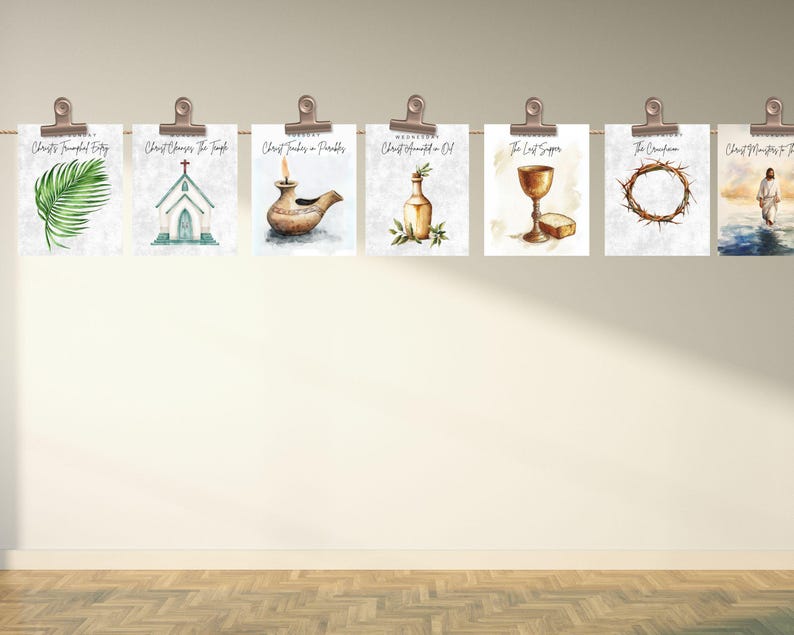 Pu&ograve; includere: Sette illustrazioni ad acquerello che rappresentano scene della Passione di Cristo. Le illustrazioni includono un ramo di palma, una chiesa, una lampada di terracotta, una bottiglia di olio, un calice e pane, una corona di spine e una figura che cammina sull'acqua.