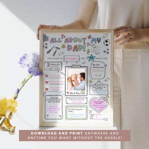 K&ouml;nnte beinhalten: Ein gerahmter Druck im handgezeichneten Stil mit dem Titel "ALL ABOUT MY DAD!". Er zeigt ein Foto von Vater und Kind mit handschriftlichen Details &uuml;ber den Namen, das Alter, die Lieblingsdinge und die Erinnerungen des Vaters. Der Text "DOWNLOAD AND PRINT ANYWHERE AND ANYTIME YOU WANT WITHOUT THE HASSLE!" ist ebenfalls enthalten.