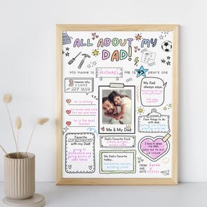K&ouml;nnte beinhalten: Ein gerahmter Holzdruck mit dem Titel "All About My Dad!" mit handgeschriebenem Text, Kritzeleien und einem Foto. Der Druck enth&auml;lt den Namen "Michael", das Alter 43 und Details &uuml;ber die Lieblingsdinge des Vaters.