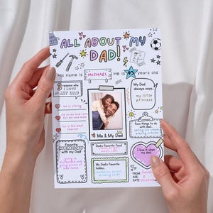 K&ouml;nnte beinhalten: Eine personalisierte "All About My Dad" -Druckkarte, die von H&auml;nden gehalten wird und ein Foto und Ausf&uuml;llabschnitte enth&auml;lt. Die Karte enth&auml;lt den Text "His name is Michael, He is 43 years old." und "From Sarah, Age 5, Date 07.07.25."