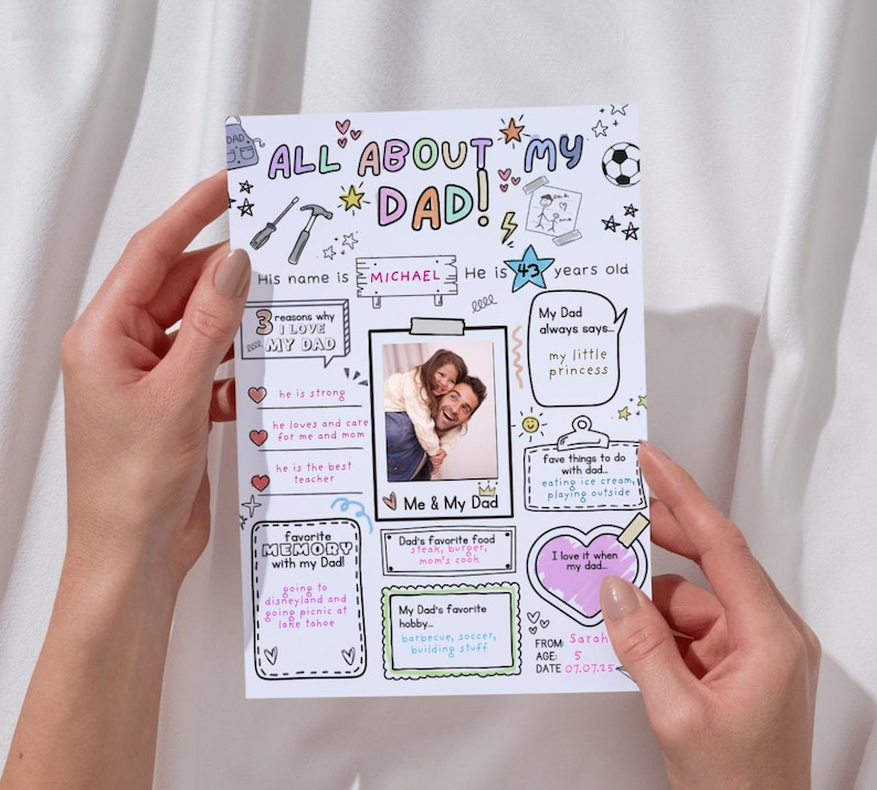 K&ouml;nnte beinhalten: Eine personalisierte "All About My Dad" -Druckkarte, die von H&auml;nden gehalten wird und ein Foto und Ausf&uuml;llabschnitte enth&auml;lt. Die Karte enth&auml;lt den Text "His name is Michael, He is 43 years old." und "From Sarah, Age 5, Date 07.07.25."