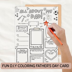K&ouml;nnte beinhalten: Schwarz-wei&szlig; Ausmal-Karte zum Vatertag mit dem Text "ALL ABOUT MY DAD!". Die Karte enth&auml;lt Abschnitte zum Ausf&uuml;llen, Platz f&uuml;r Fotos, Lieblingsdinge und Erinnerungen. Eine Hand h&auml;lt einen orangefarbenen Bleistift.
