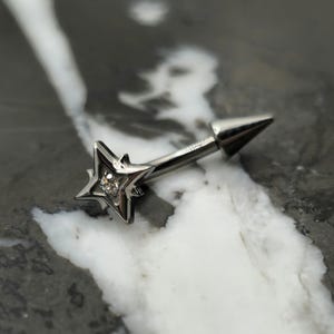 Piercing de titanio con forma de estrella del norte y punta, piercing para cartílago, piercing para ceja y piercing para labio vertical.
