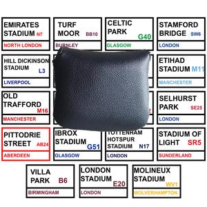 Pode incluir: Uma carteira de moedas azul escuro, texturizada, com fecho de correr. Rodeada por placas brancas com texto preto, incluindo nomes de estádios como "Emirates Stadium" e "Old Trafford".