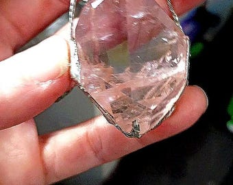 Powelita rara reactiva a los rayos UV en ametrino amulado, en plata y acero inoxidable.