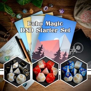Op de afbeelding: Een set van drie Dungeons and Dragons dobbelstenensets, elk met zeven dobbelstenen. De dobbelstenen zijn gemaakt van wit en zwart, wit en rood, en wit en blauw gemarmerd plastic. De dobbelstenen zijn gerangschikt in een zeshoekige vorm. De dobbelstenen zijn omgeven door een houten oppervlak en een stapel notitieboekjes met de tekst "Echo Magic DND Starter Set".
