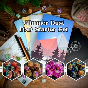 Op de afbeelding: Een set kleurrijke dobbelstenen met gouden accenten en een set notitieboekjes met de tekst "Glimmer Dust DND Starter Set".