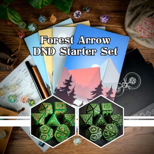 Pode incluir: Um conjunto de dados verdes e pretos com detalhes dourados. Os dados têm forma hexagonal e um design de floresta. Os dados estão sobre uma superfície de madeira com um caderno e uma caneta. O caderno tem o texto "Forest Arrow DND Starter Set".