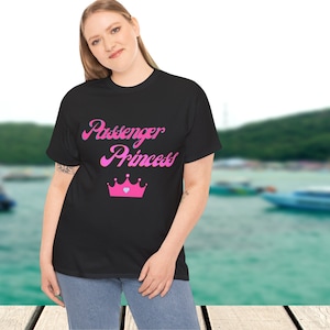 乗客プリンセスカー、ボート、ゴルフカートなどのTシャツ。休暇、ガールフレンド、妻、母、娘へのギフト。面白いピンクのトレンディな夏用シャツ