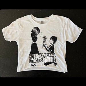 Fuck Flowers Gimme Paddo's anime crop top wit | Shirt mycologie, shirt paddenstoel, paddo's, shirt microdosis Mycologie cadeaus paddo cadeaus paddenstoelen