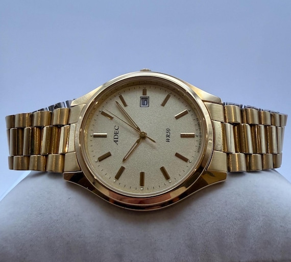 ADEC Quartz WR50 Date – Gold-tone 42mm, Textured Champagne Dial