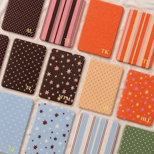 Anpassat Kindle-fodral med namn - Präglat guldfärgat Kindle-fodral med handrem, Tillbehör för e-läsare, Bokpresenter, Present till bokälskare