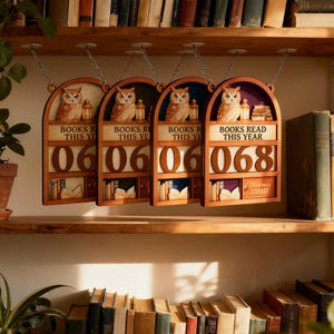 Op de afbeelding: Vier houten boektellers die aan kettingen hangen, elk met een uil, een lantaarn en de tekst "BOOKS READ THIS YEAR". De getallen zijn 06, 06, 06 en 068. Elke teller heeft een kleine boekenplank.