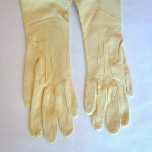 Vintage Ladies Gloves in Pale Yellow Kidskin Leather with Decorative Stitching. Size S. NWT image 1