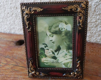 Vintage Victorian Style PICTURE FRAME with Fancy Corners and a ribbed surround. For a 2 x 3 Photo