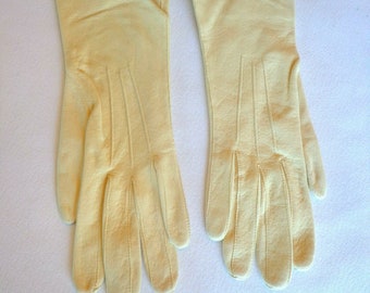 Vintage Ladies Gloves in Pale Yellow Kidskin Leather with Decorative Stitching. Size S. NWT