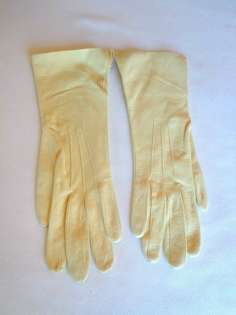 Vintage Ladies Gloves in Pale Yellow Kidskin Leather with Decorative Stitching. Size S. NWT image 1