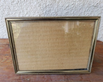 Vintage 5 x 7 Gold Metal PICTURE FRAME with a Ribbed Surround