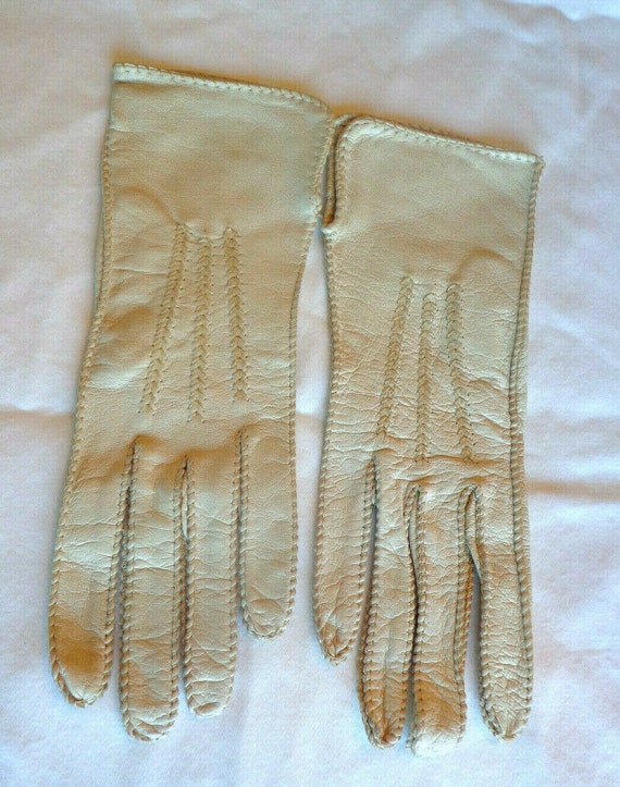 Vintage 1950s Ladies Kidskin Leather Gloves with D