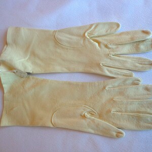 Vintage Ladies Gloves in Pale Yellow Kidskin Leather with Decorative Stitching. Size S. NWT image 5