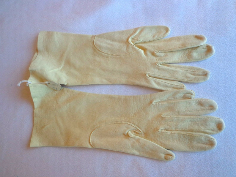 Vintage Ladies Gloves in Pale Yellow Kidskin Leather with Decorative Stitching. Size S. NWT image 5