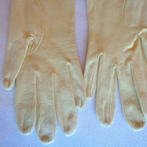 Vintage Ladies Gloves in Pale Yellow Kidskin Leather with Decorative Stitching. Size S. NWT image 6