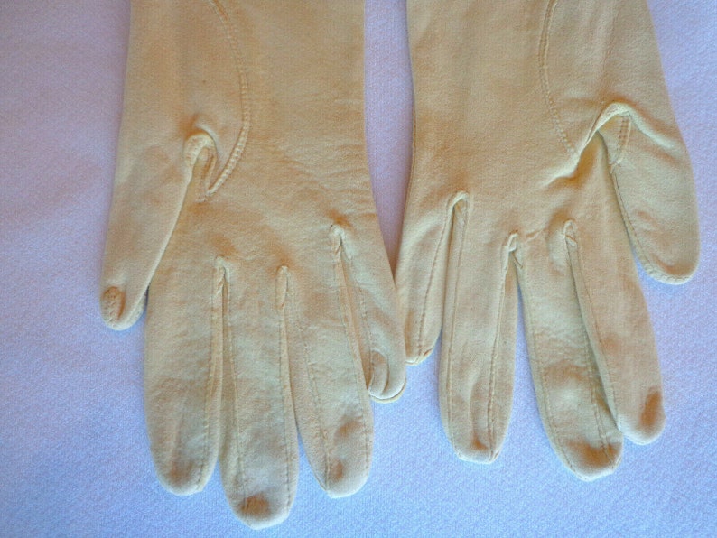 Vintage Ladies Gloves in Pale Yellow Kidskin Leather with Decorative Stitching. Size S. NWT image 6