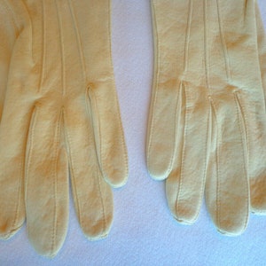 Vintage Ladies Gloves in Pale Yellow Kidskin Leather with Decorative Stitching. Size S. NWT image 2