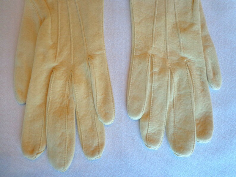 Vintage Ladies Gloves in Pale Yellow Kidskin Leather with Decorative Stitching. Size S. NWT image 2