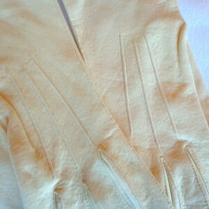 Vintage Ladies Gloves in Pale Yellow Kidskin Leather with Decorative Stitching. Size S. NWT image 3