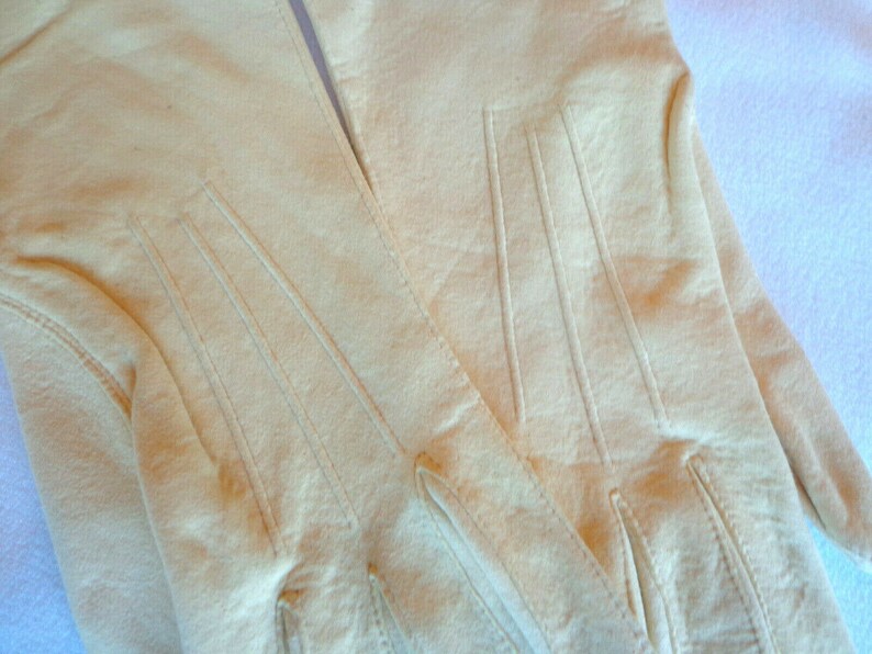 Vintage Ladies Gloves in Pale Yellow Kidskin Leather with Decorative Stitching. Size S. NWT image 3