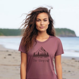 Der Berg ruft Shirt | Hiking Shirt for Men + Women | Perfect for Mountain Lovers + Outdoor Explorers | Vacation or Wanderlust Gift