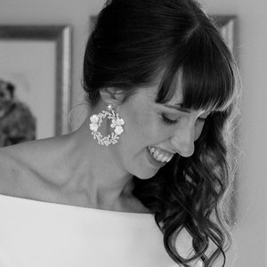Zarte Braut Ohrhänger / weiße Perlen Creolen für die Braut / weiße Perlen Creolen für die Braut / zarte und florale Ohrringe HONEYSUCKLE HOOPS
