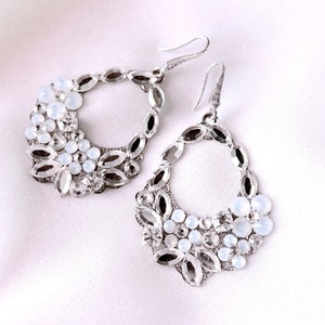 Opal Blumen Ohrringe, Blumen Strass Ohrringe, weiße Opal Ohrringe, Braut Ohrringe, Feder Ohrringe, Statement Ohrringe