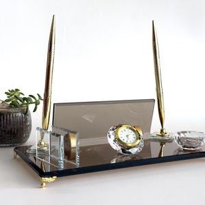 Plaque nominative de bureau de luxe personnalisée avec stylo signature et porte-cartes•Plaque nominative personnalisée avec bol en cristal•Plaque nominative de bureau en verre•Cadeau pour lui