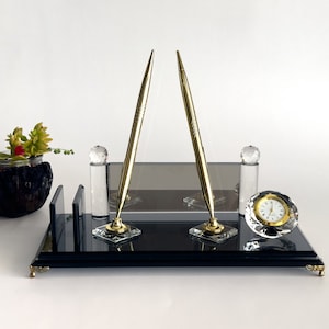 Kundenspezifisches schwarzes Glasschreibtisch-Namensschild mit Pen-Set und Visitenkartenhalter | Büro Kristall Geschenk | Geschenk für Chef | Namensschild für ceo