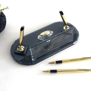 Targa per scrivania in vetro nero personalizzata e set di penne di forma ovale / Set da scrivania in cristallo personalizzato con penna dorata / Set da scrivania per ufficio direzionale
