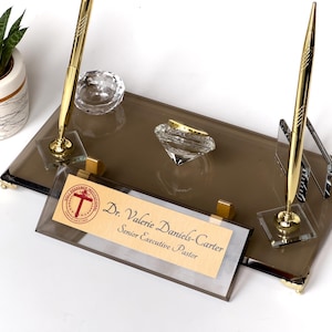 Targa da scrivania personalizzata per pastore con penna per firma e porta biglietti da visita • Targa personalizzata con mini ciotola in vetro • Regalo per ufficio del reverendo pastore