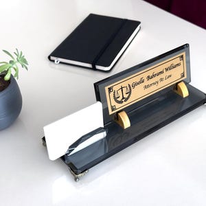Targa da scrivania personalizzata con porta biglietti da visita / Targa da scrivania placcata in oro / Regalo personalizzato per ufficio