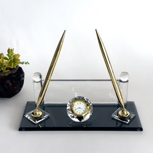 Plaque signalétique de bureau avec jeu de stylos style tour de cristal | Ensemble d'organisateurs de bureau Crustal | Ensemble de bureau personnalisé en cristal avec porte-stylo