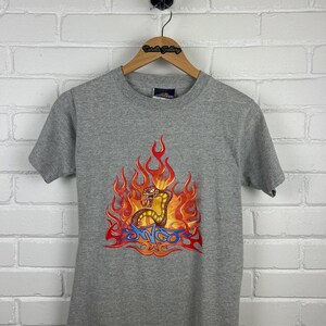 Camiseta vintage con gráfico de llamas de serpiente Y2K de JNCO, talla S