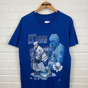 Vintage 90s Toronto Maple Leafs Wendel Clark #17 NHL Hockey Pro Player Graphic T Shirt Size M