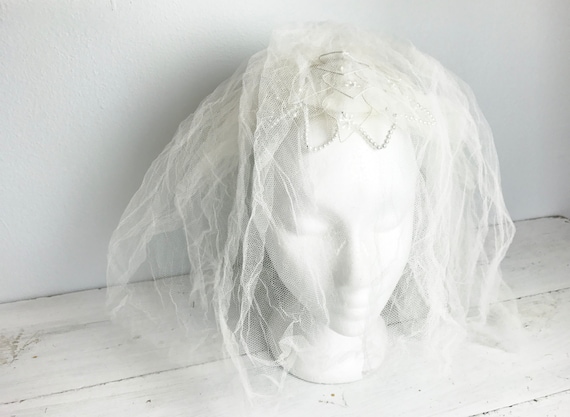 Vintage Short Bridal Veil with Beaded Head Piece … - image 1