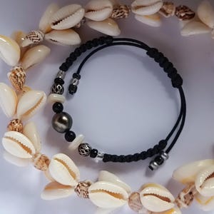 Tahitian pearl bracelet woven macrame in mixed black waxed nylon thread, seed beads and shell fragments.