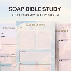 Op de afbeelding: Printbare SOAP-Bijbelstudie-journaalpagina's met een pastelroze, blauwe en witte achtergrond. De pagina's zijn onderverdeeld in secties voor datum, schrift, observeren, toepassing en gebed. De tekst "SOAP Bible Study" is bovenaan de pagina in goud gedrukt.