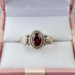 Anello vintage in argento sterling con granato e motivo a foglie