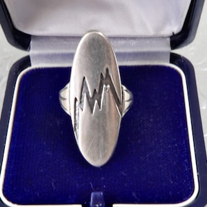 Puede incluir: Un letrero de madera rústica con el texto "Welcome to our home" en letras blancas. El letrero presenta un acabado envejecido y un diseño sencillo, ideal para la decoración de la puerta principal.