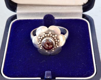 Anillo vintage de plata de ley con flor de granate, talla 7.5
