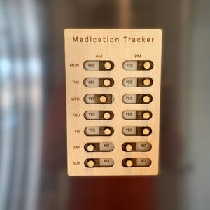 Drewniany tygodniowy AM/PM Tracker Leków Magnes Lodówka - Niestandardowy Tracker Leków - Wykres Przypomnień Dla Zwierząt/Człowieka